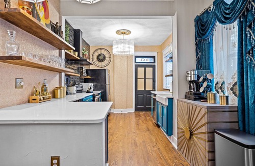 Hanover Place Apartamento | Stunning midtown remodel with 4 kings beds + Parking!