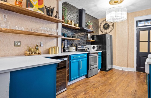 Hanover Place Apartamento | Stunning midtown remodel with 4 kings beds + Parking!