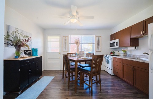 Airport Township Apartamento | Stunning Modern Apartment with King Bed - 5 Mins to Creve Coeur Lake