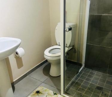 Greater Johannesburg Metropolitan Area Apartamento | Stunning modern 2 bedroom apartment in Waterfall Ridge