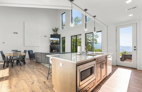 Maggie Valley Villa | Stunning modern cabin with breathtaking views of Maggie valley