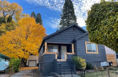 Mount Shasta Casa | Stunning Modern Downtown House w/ Wood Stove + Hot Tub