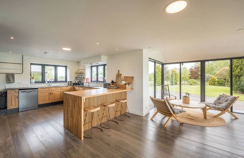 Cyfronydd Casa | Stunning modern farmhouse retreat perched on a private hilltop in North Wales