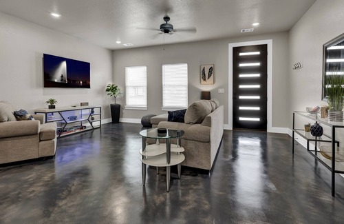 Burnet Casa | Stunning modern home for unforgettable hill country adventures & relaxation.