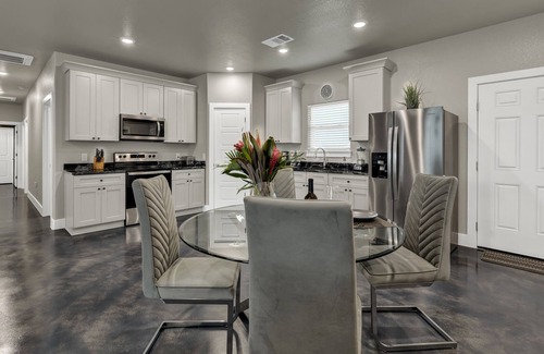 Burnet Casa | Stunning modern home for unforgettable hill country adventures & relaxation.