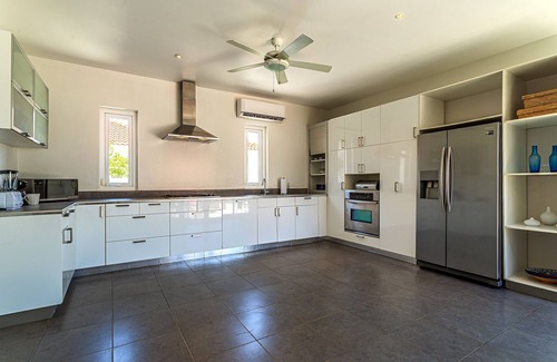 Esmeralda Cabaña | Stunning Modern Home, Near Beaches Full AC