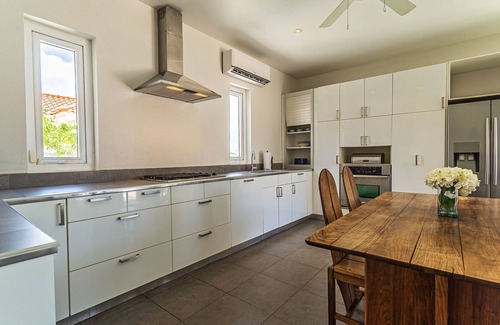 Esmeralda Cabaña | Stunning Modern Home, Near Beaches Full AC