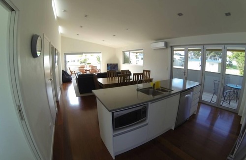 Whangamata Casa | Impresionante casi nueva casa de playa de 150 metros del océano