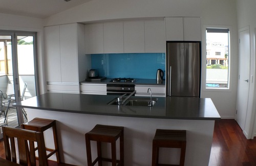 Whangamata Casa | Impresionante casi nueva casa de playa de 150 metros del océano