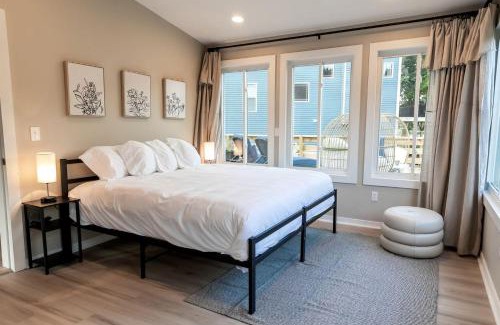 Norwood Casa | Stunning Modern Lakehouse with Private Boat Dock in Norwood, North Carolina