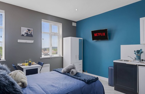 Hanger Hill Apartamento | Stunning Modern Retro Blue Central 1 bed En-Suite w/free parking