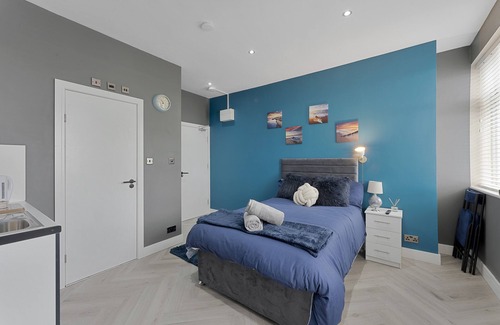 Hanger Hill Apartamento | Stunning Modern Retro Blue Central 1 bed En-Suite w/free parking