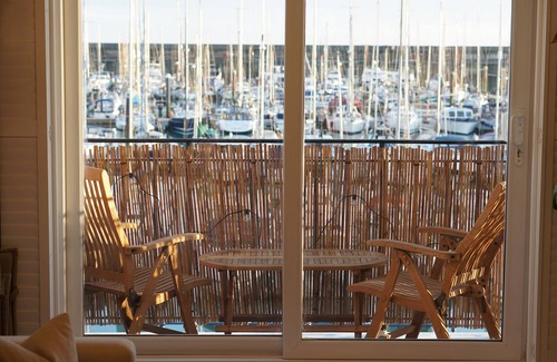 Seafront Apartamento | Stunning modern space with harbour views & free parking