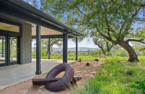 Dripping Springs Casa | Stunning Modern ATX Hill Country Oasis w Pool Jacuzzi Firepit Trails and Epic Stars
