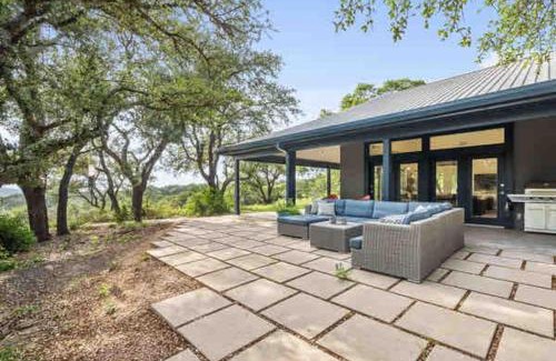 Dripping Springs Casa | Stunning Modern ATX Hill Country Oasis w Pool Jacuzzi Firepit Trails and Epic Stars