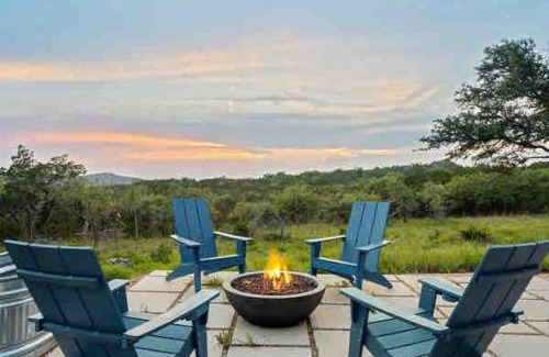 Dripping Springs Casa | Stunning Modern ATX Hill Country Oasis w Pool Jacuzzi Firepit Trails and Epic Stars