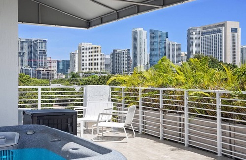 Tarpon River Casa | Stunning Modern Luxury Home with Pool & Roof Deck with Hot Tub