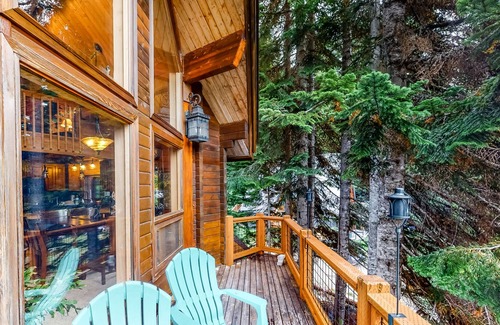 Hyak Cabina | Stunning mountain retreat near skiing & lake w/ free WiFi, spacious deck, & more