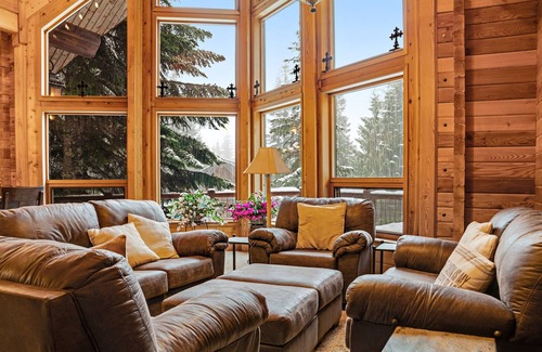 Hyak Cabina | Stunning mountain retreat near skiing & lake w/ free WiFi, spacious deck, & more