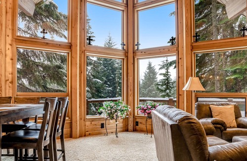Hyak Cabina | Stunning mountain retreat near skiing & lake w/ free WiFi, spacious deck, & more