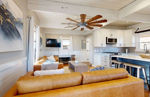 Midway Casa | Stunning Mountain Cabin With Private Hot Tub and Sauna