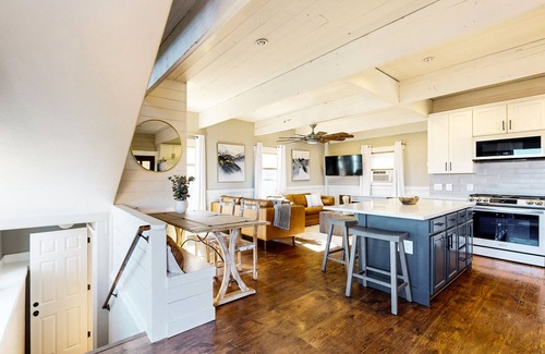 Midway Casa | Stunning Mountain Cabin With Private Hot Tub and Sauna