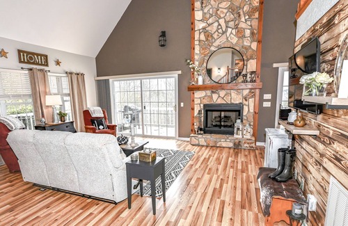 Hayesville Casa | Stunning Mountain Sunset Cabin, Dog Friendly, Fire Pit, Game Room