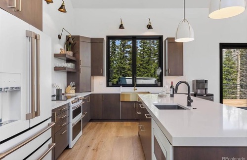 Quandary Village Casa | Stunning Mountain Home with HotTub & Outdoor Firepit, Expansive Deck, Ski in/out