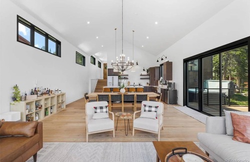 Quandary Village Casa | Stunning Mountain Home with HotTub & Outdoor Firepit, Expansive Deck, Ski in/out