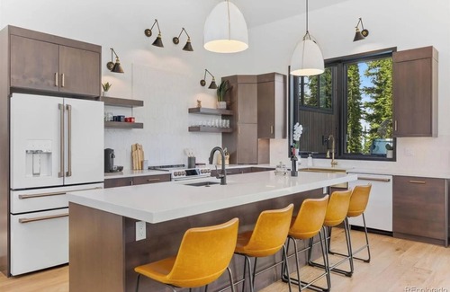 Quandary Village Casa | Stunning Mountain Home with HotTub & Outdoor Firepit, Expansive Deck, Ski in/out