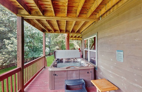 Ridgeline Vistas Cabina | Impresionante cabaña de montaña con WiFi gratis / jacuzzi privado / sala de juegos / chimenea de gas.
