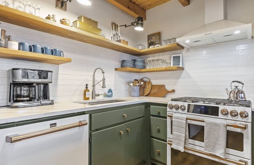 Blairsville Cabina | Stunning Mountain Views Cabin on 14 acres! Hot tub, Game room, 5mi to town.