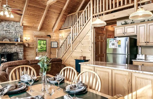 Gatlinburg - Pigeon Forge Apartamento | Stunning Mountain Views Hot tub Firepit Arcade