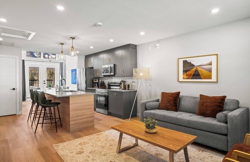 Harvie Heights Casa | Stunning Mountain View Townhouse, Accommodates 6