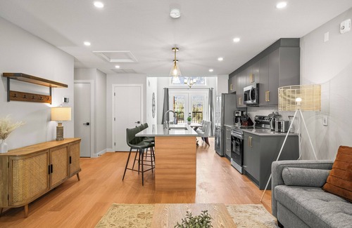Harvie Heights Casa | Stunning Mountain View Townhouse, Accommodates 6