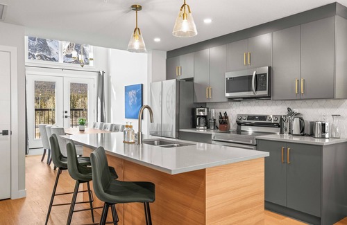 Harvie Heights Casa | Stunning Mountain View Townhouse, Accommodates 6