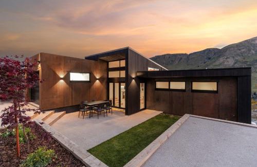 Arthur's Point Casa | Stunning Mountain Views in Queenstown-Hot tub