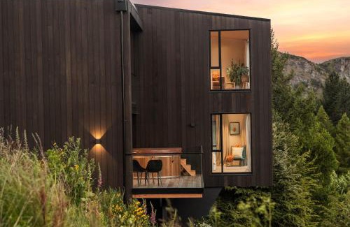 Arthur's Point Casa | Stunning Mountain Views in Queenstown-Hot tub