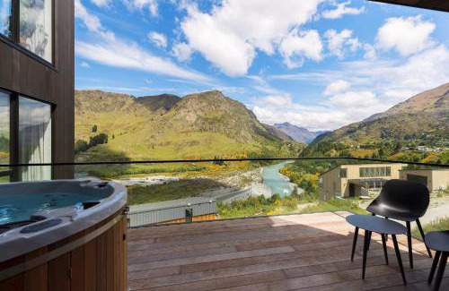 Arthur's Point Casa | Stunning Mountain Views in Queenstown-Hot tub