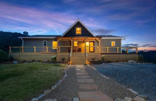 Hemphill Heights Casa | Stunning Mtn Views Hot Tub Fire Pit Sleeps 8