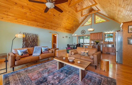Bakersville Cabina | Stunning Mtn Views, Hot Tub+Fire Pit, Fireplace~Grill, WiFi, Private, Near Town!