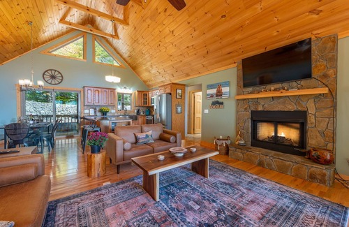 Bakersville Cabina | Stunning Mtn Views, Hot Tub+Fire Pit, Fireplace~Grill, WiFi, Private, Near Town!