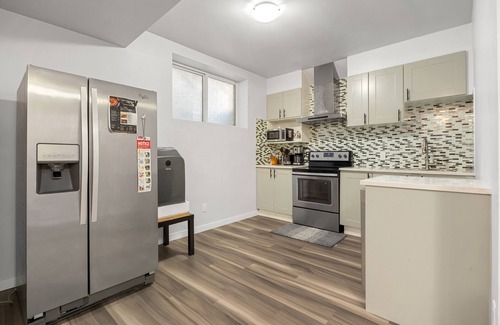 Calgary Casa | ✨ STUNNING New Basement Suite - 8 Min to Airport! 100+ Restaurants Nearby ✨