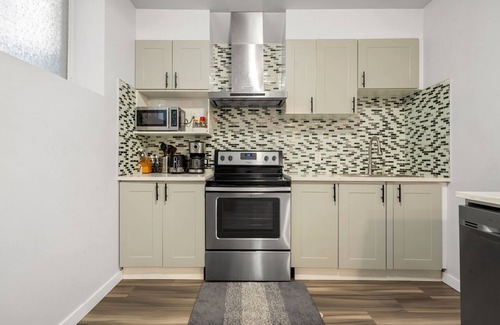 Calgary Casa | ✨ STUNNING New Basement Suite - 8 Min to Airport! 100+ Restaurants Nearby ✨