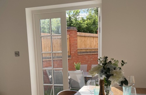 Warwick Casa | Stunning New Townhouse in Heart of Warwick