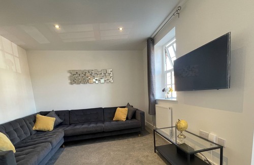 Warwick Casa | Stunning New Townhouse in Heart of Warwick