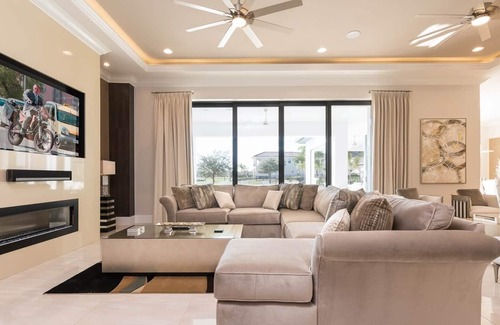Reunion Casa | Stunning Oasis with Water Views at Reunion