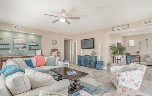 Windy Hill Casa | Stunning Ocean Breeze Luxury Villas 4D-Across The Street From The Ocean! Sleeps 10 guests!