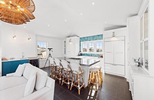 North Beach Haven Casa | Stunning Ocean-Side 4 Bedroom Property With A Hot Tub And Endless Views