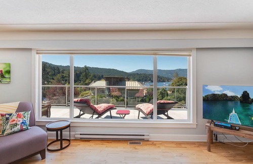 Brentwood Bay Casa | Stunning Ocean View/steps to ocean/wifi/ trails nearby/high cleaning standard